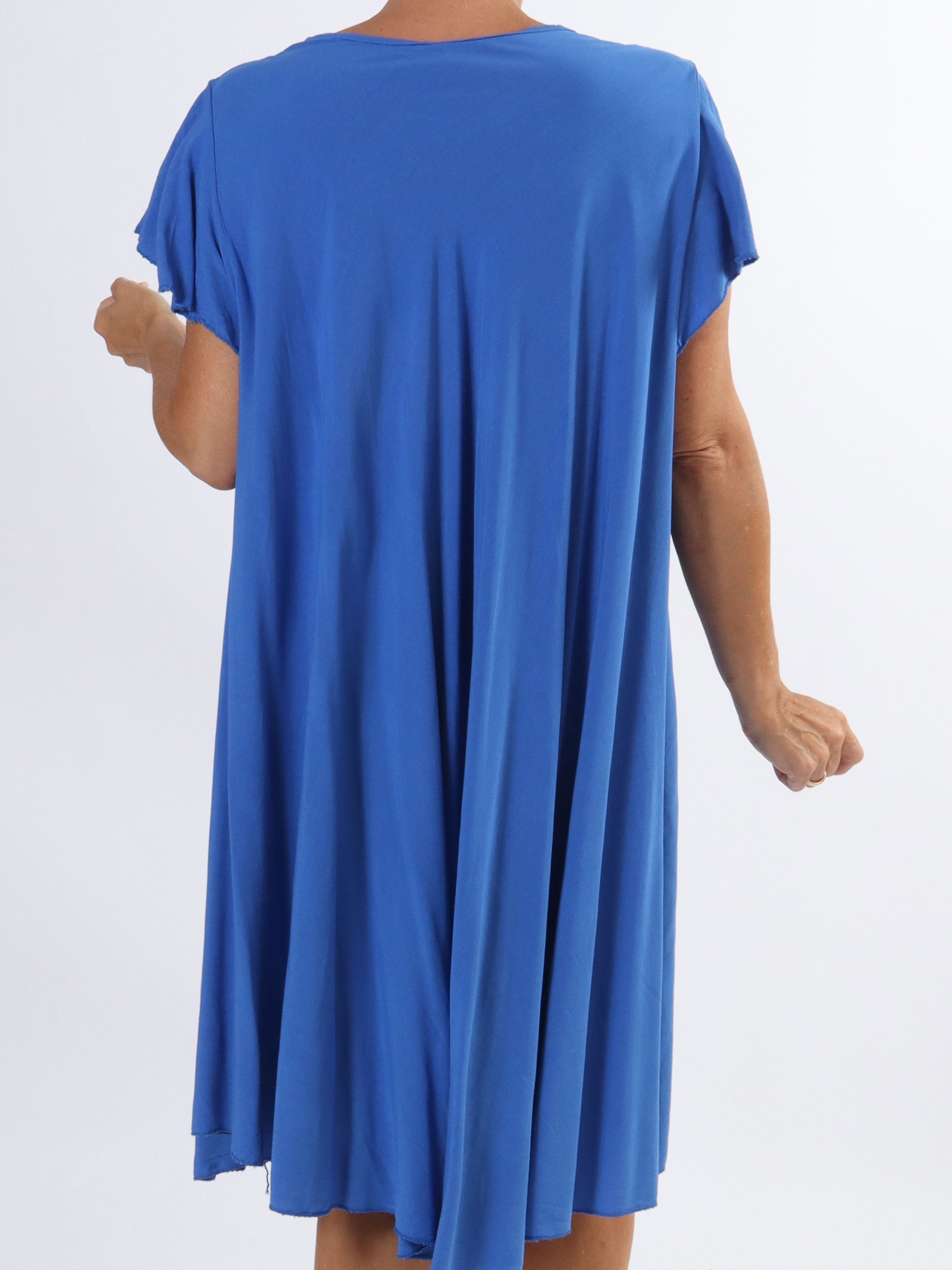 Davina - Enkel viskosklänning med t-shirtärmar i stora storlekar - Blue